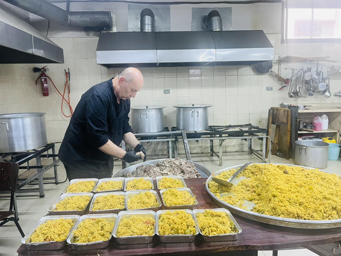 إعداد مطبخ مبرة الخير وجبات إضافية لأهلنا من عمال غزة المتواجدين في نابلس