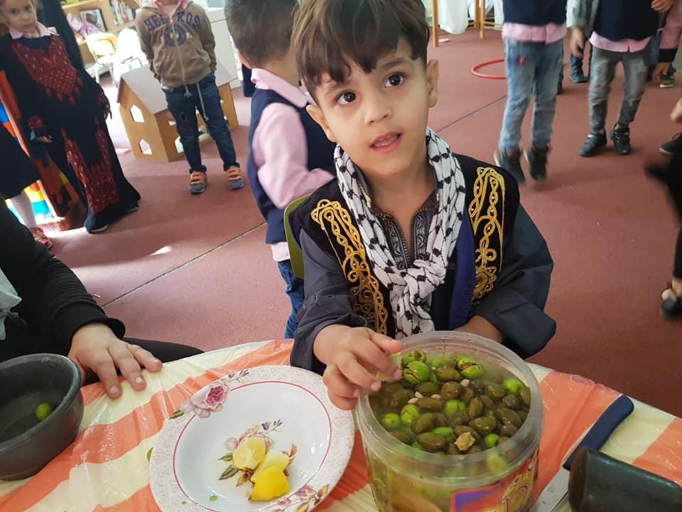 قطف وكبس الزيتون