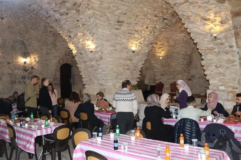 العاملون في المعهد الفلسطيني للطفولة بضيافة المركز الثقافي